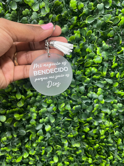 Llavero Acrílico Biselado / Esmerilado – "Mi negocio es bendecido porque mi socio es Dios"